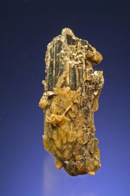 Calaverite, Cripple Creek, Colorado. A large crystal of this rare gold mineral. Specimen 3 cm tall. Photo by G. Robinson. (DM 744) 